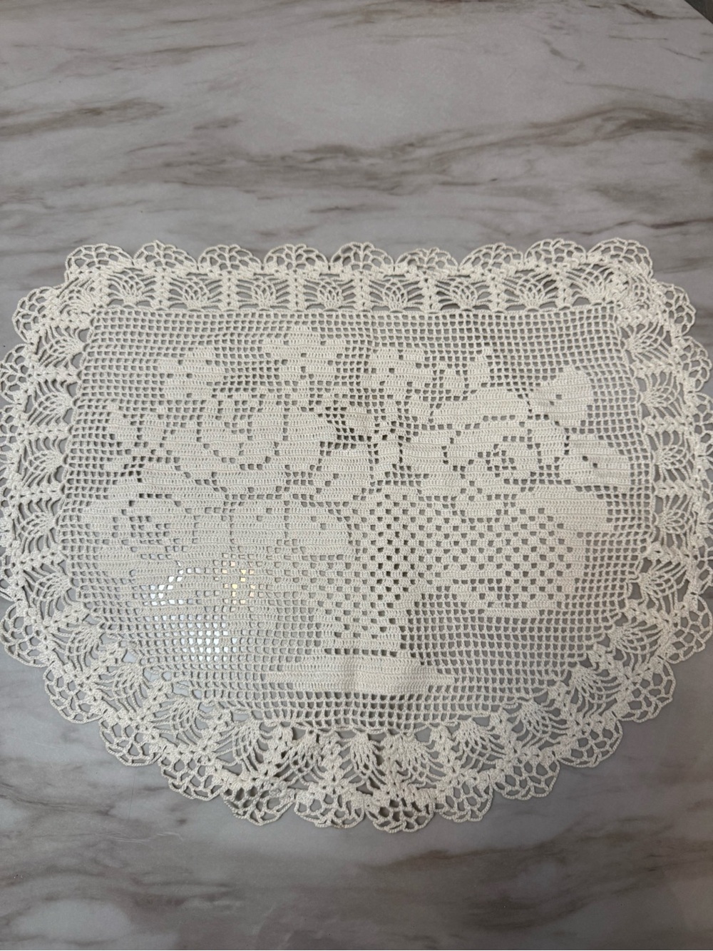 Crochet Basket design Dolly cotton color white very good condition Vintage